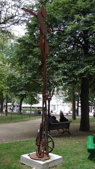 A sculpture by Glen Le Mesurier in Arcane de mer at Cabot Square. A sculpture by Glen Le Mesurier in Arcane de mer at Cabot Square.