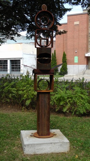 A sculpture by Glen Le Mesurier in Arcane de mer at Cabot Square. A sculpture by Glen Le Mesurier in Arcane de mer at Cabot Square.
