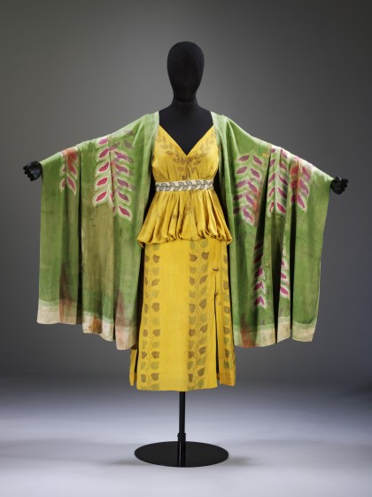 Conception : Léon Bakst (1866-1924), costume d’une jeune grecque pour Narcisse, 1911, coton peint, v&a : s.610&a-1980 Costume for a Young Greek from Narcisse, by Léon Bakst. Cotton and paint. Photo courtesy Musée national des beaux-arts du Québec. Conception : Léon Bakst (1866-1924), costume d’une jeune grecque pour Narcisse, 1911, coton peint, v&a : s.610&a-1980 Costume for a Young Greek from Narcisse, by Léon Bakst. Cotton and paint. Photo courtesy Musée national des beaux-arts du Québec.