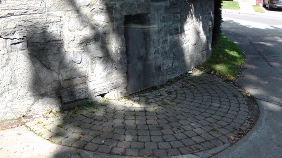 Milestone on Côte-Saint-Antoine