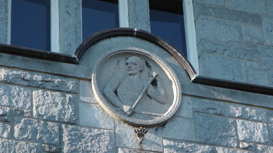 Canoer bas-relief above an entrance to the Centre Culturel Calixa-Lavallée