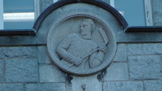 Hockey player bas-relief above an entrance to the Centre Culturel Calixa-Lavallée
