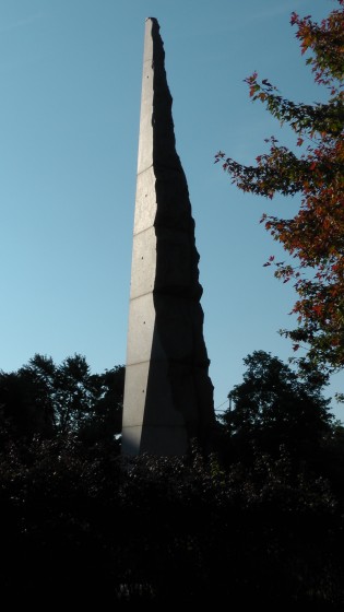 Obélisque en hommage à Charles de Gaulle by Olivier Debré
